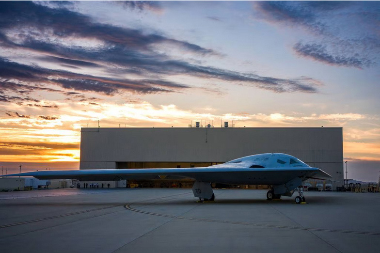 Chiếc B-21 Raider đầu tiên của Không quân Mỹ được trưng bày tại Nhà máy 42 ở Palmdale, California, nơi Northrop Grumman đang chế tạo phi đội máy bay ném bom tàng hình mới của quân đội. Ảnh: Không quân Mỹ