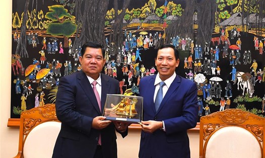 Thứ trưởng Lê Văn Tuyến trao quà lưu niệm tặng Thống tướng Seng You Orn. Ảnh: Bộ Công an
