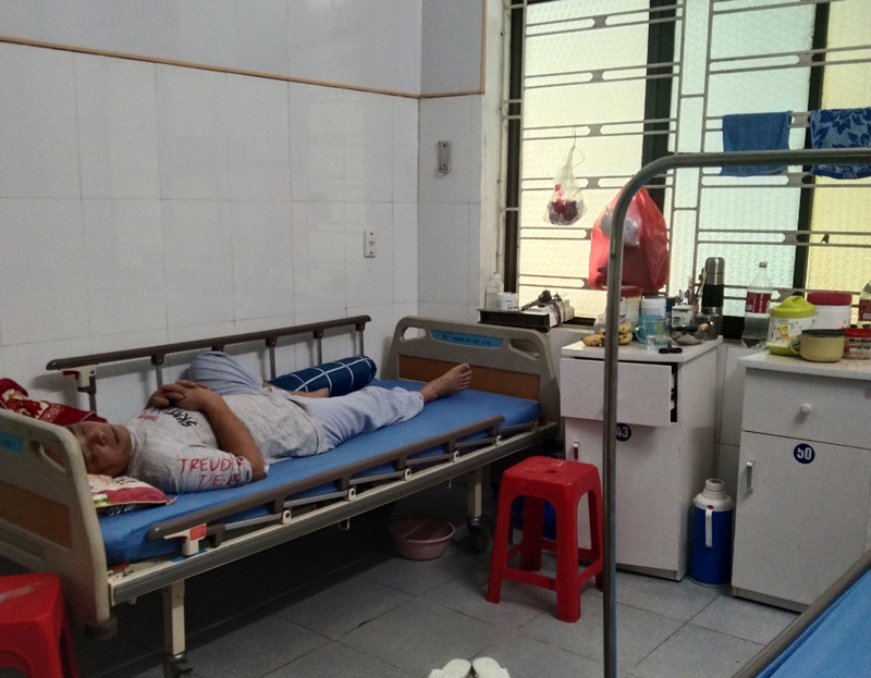 Anh Phương (chồng chị Hảo) đang điều trị tại Bệnh viện hồi phục chức năng tỉnh Thái Bình. Ảnh: Gia đình cung cấp