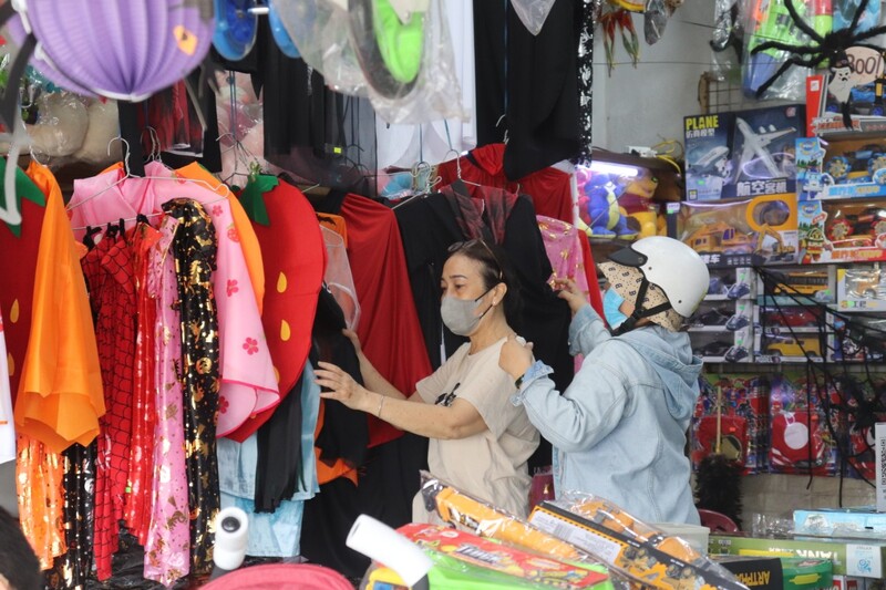 Chủ yếu là các loại áo choàng và mặt nạ dành cho trẻ em là bán chạy nhất. Ảnh: Nguyễn Linh