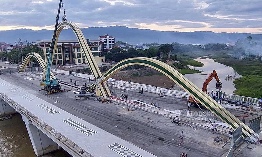 Dự án cầu Thanh Bình bắc qua sông Nậm Rốm đang dần hoàn thiện. Ảnh: Văn Thành Chương