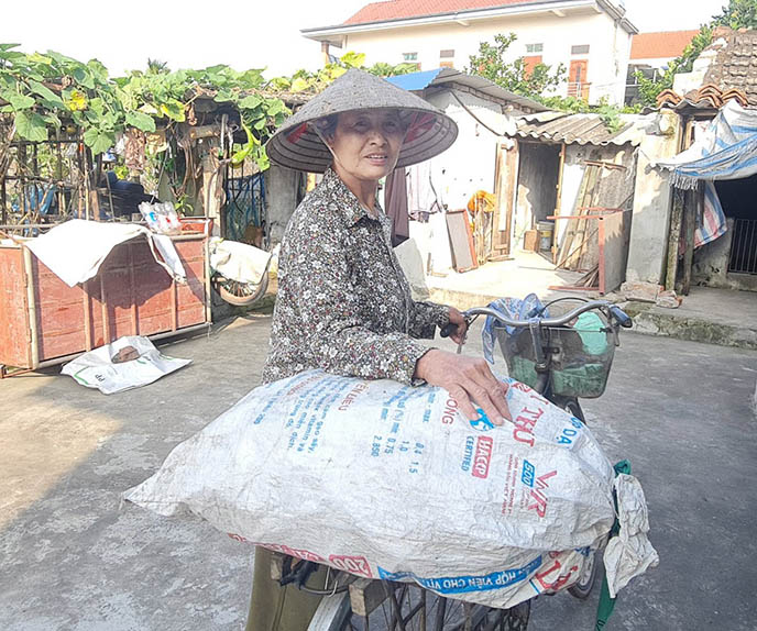 Bà Hoàng Thị Hồng ngày ngày phải đi mua ve chai để kiếm sống, lo cho tuổi già. Ảnh: Mạnh Cường.