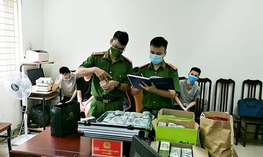 Lực lượng chức năng kiểm đếm tang vật liên quan đến đường dây đánh bạc nghìn tỉ do Nguyễn Minh Thành cầm đầu. Ảnh: M.Tiến