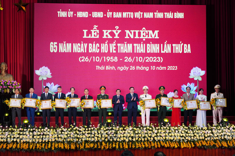 Trao thưởng cho 13 tập thể điển hình trong học tập và làm theo tư tưởng, đạo đức, phong cách Hồ Chí Minh.