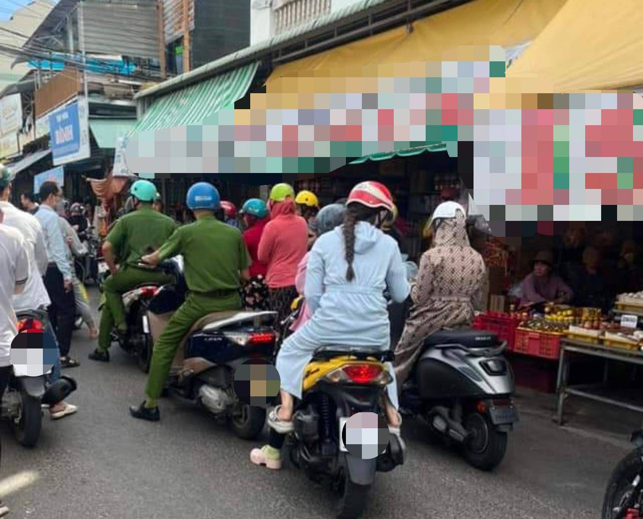 Nhiều người kéo đến cửa hàng của bà C. ở chợ Phú Thuỷ và công an phường đã có mặt để đảm bảo an ninh trật tự. Ảnh: Phạm Duy