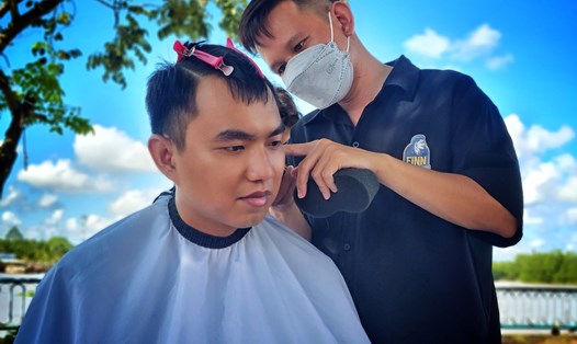 Nhiều người có hoàn cảnh khó khăn ở huyện Trà Ôn (tỉnh Vĩnh Long) được cắt tóc miễn phí. Ảnh: Hoàng Lộc