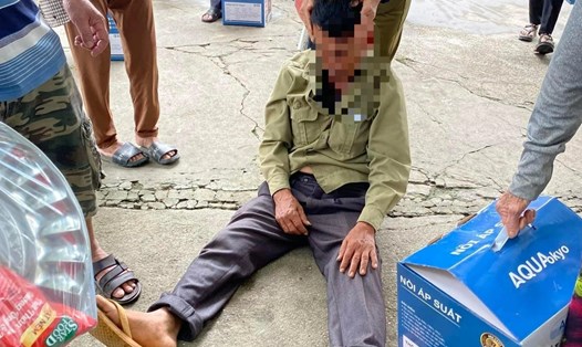 Một người đàn ông ngất lịm sau khi biết tin mình bị lừa mua hàng khuyến mãi tại khách sạn Đại Phú Gia (thị trấn Tân Kỳ - Nghệ An. Ảnh: Ngọc Tú