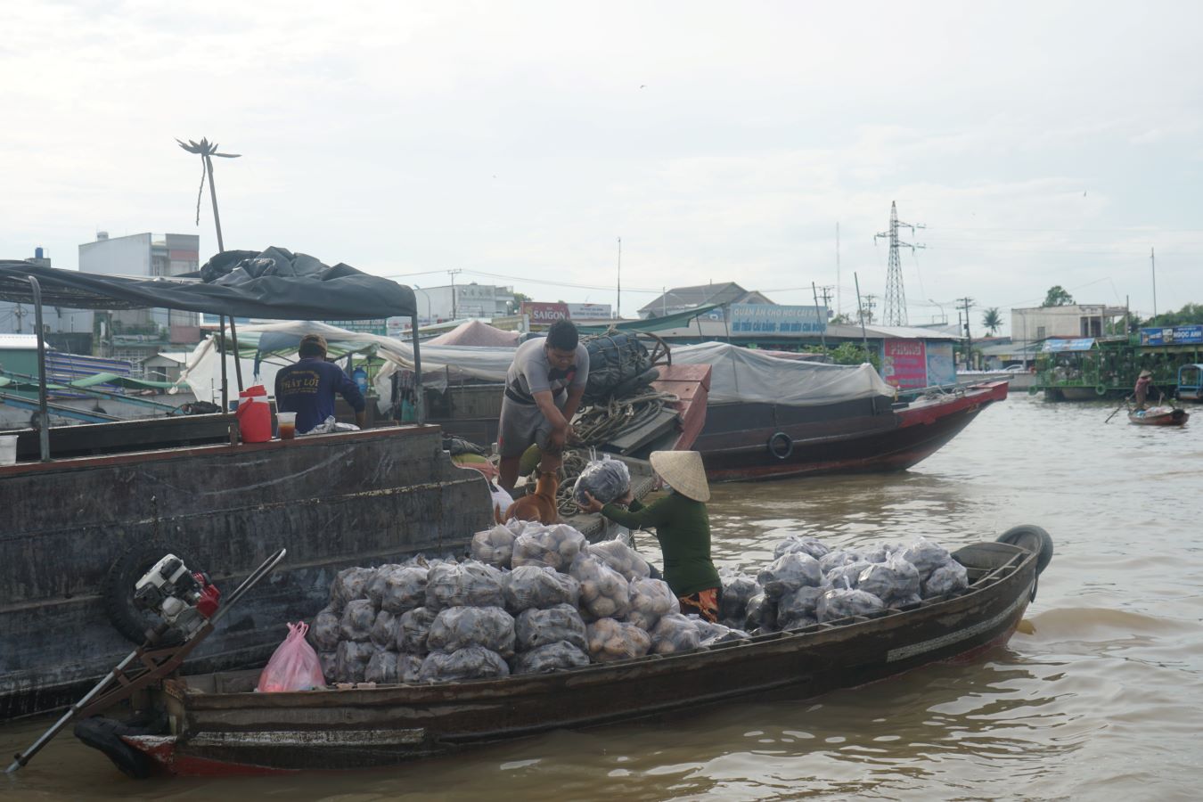 Chợ nổi Cái Răng là loại hình chợ độc đáo và đặc trưng của vùng đồng bằng sông Cửu Long. Ảnh: Thanh Chân