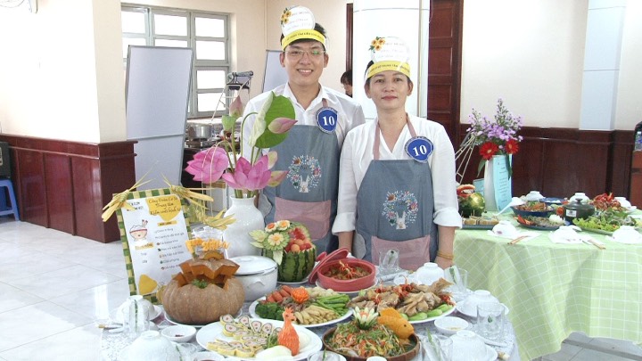 Thí sinh tham dự hội thi nấu ăn. Ảnh: Công đoàn ngành Y tế tỉnh Tiền Giang