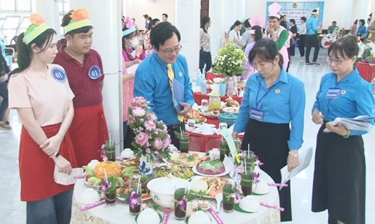 Ban giám khảo chấm điểm các đội tham dự hội thi nấu ăn. Ảnh: Công đoàn ngành Y tế tỉnh Tiền Giang