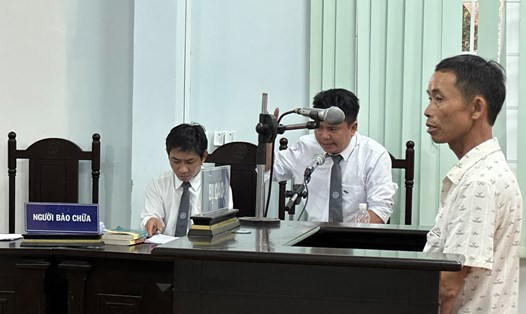 Bị cáo Trần Văn Tiến, người bị truy tố ra tòa án chỉ vì lấy khúc gỗ muồng trị giá 2,6 triệu đồng, trong phiên tòa sơ phẩm ngày 29.9. Ảnh: Bảo Trung
