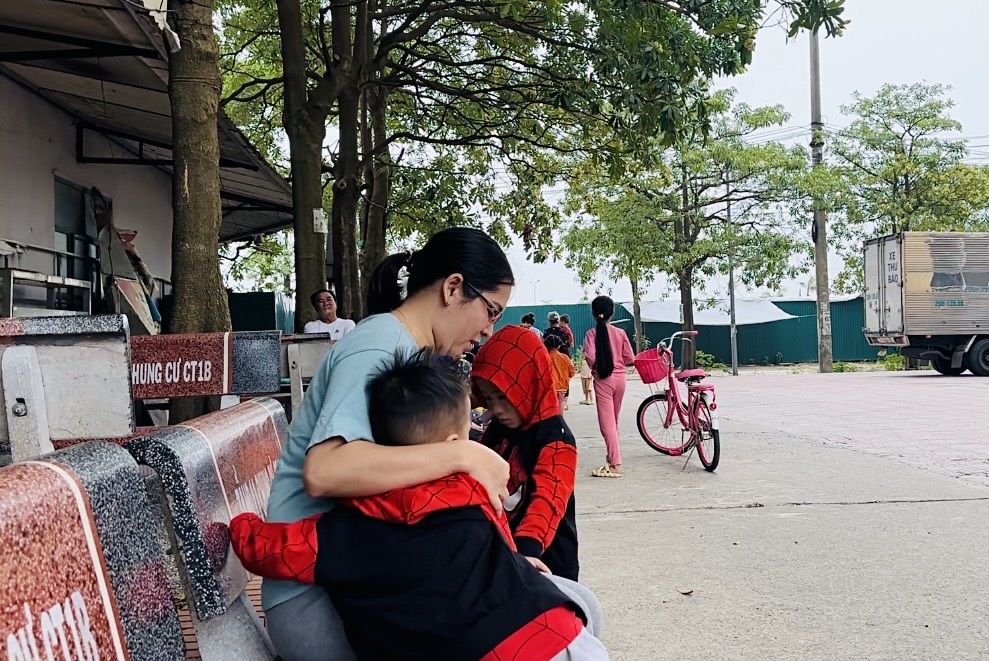 Chị Hoàng Thị Tình (công nhân trú tại xã Kim Chung, huyện Đông Anh, Hà Nội) khó khăn tìm chỗ học cho 2 con trai. Ảnh: Minh Hà