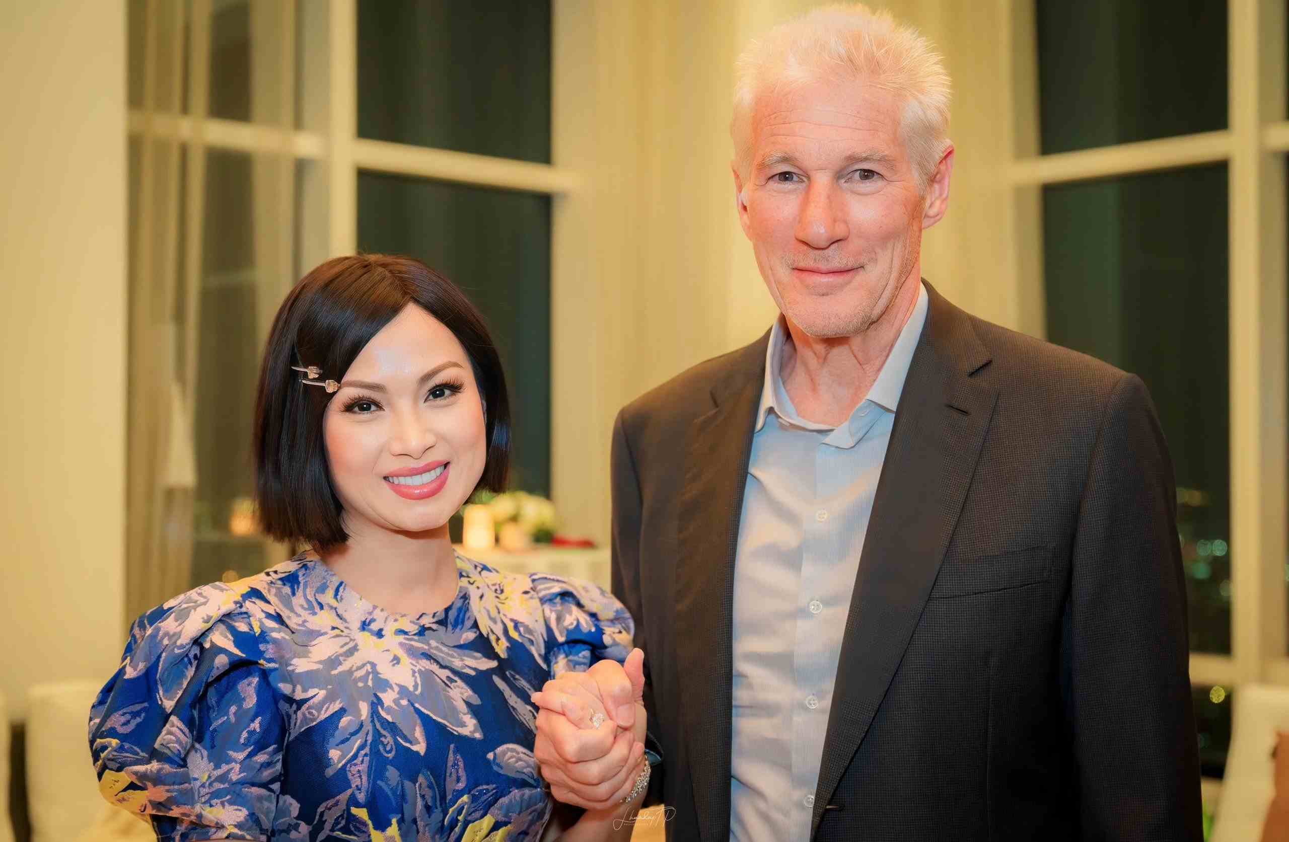 Hà Phương và tài tử Richard Gere trò chuyện vui vẻ tại buổi từ thiện. Ảnh: NVCC