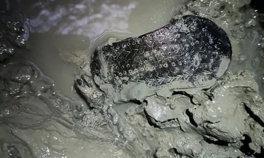 Chiếc dép La Mã được phát hiện dưới đáy giếng ở Tây Ban Nha. Ảnh: Esperanza Martín Hernández