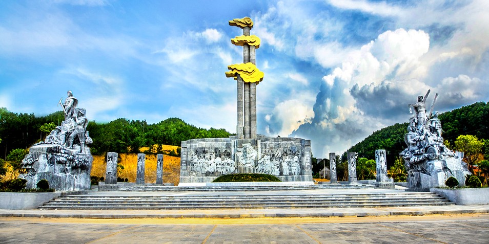 Tượng đài kỷ niệm chiến thắng lịch sử Truông Bồn. Ảnh: Tư liệu Báo Nghệ An