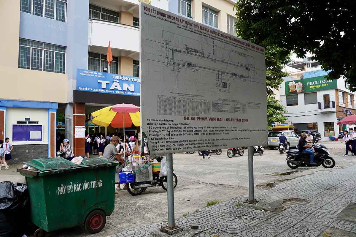 Tuyến metro số 2 giai đoạn 1, từ Bến Thành đến Tham Lương có tổng chiều dài khoảng 11,3 km, trong đó có 9,3 km đi ngầm và 2 km đi trên cao. Công trình có 11 nhà ga, chạy dọc đường Cách Mạng Tháng 8 và Trường Chinh, đi qua các quận 1, 3, 10, 12, Tân Bình, Tân Phú, cùng với khu vực đỗ tàu, depot Tham Lương tại quận 12 với diện tích 25 ha. 