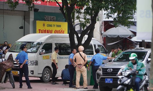 Lực lượng công an kiểm tra văn phòng nhà xe Thành Bưởi trên đường Điện Biên Phủ (quận Bình Thạnh).  Ảnh: Minh Quân
