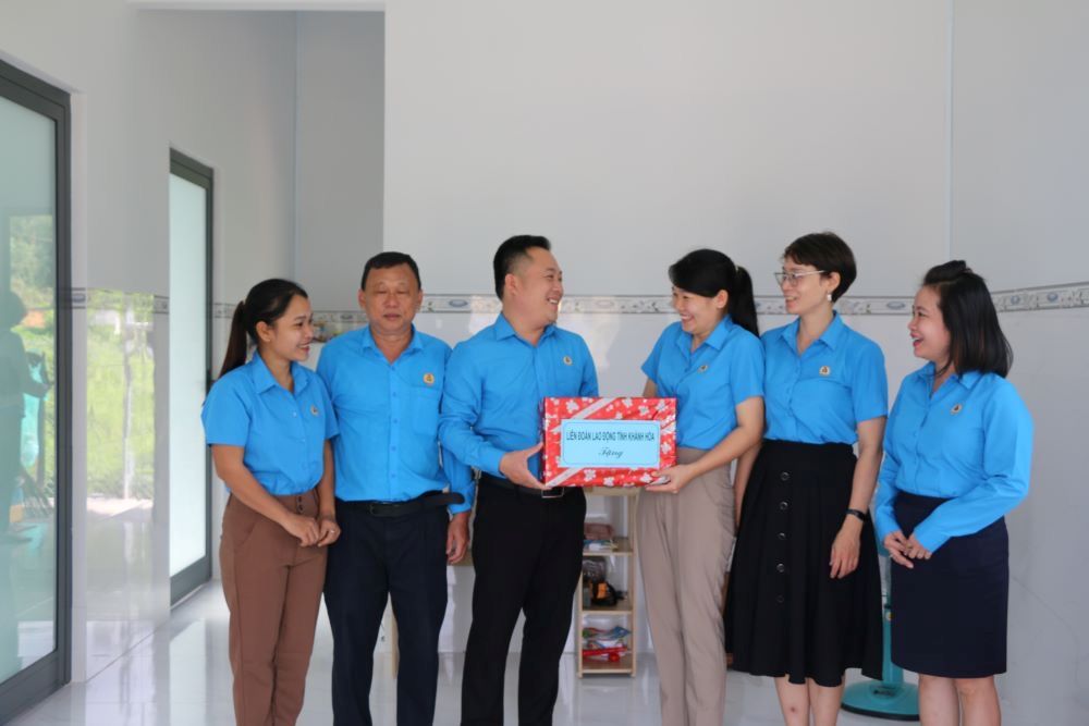 Sau 8 năm ở trọ chị Đinh Thị Bạch phấn khởi nhận món quà về nhà mới của lãnh đạo LĐLĐ Khánh Hòa. Ảnh: Phương Linh