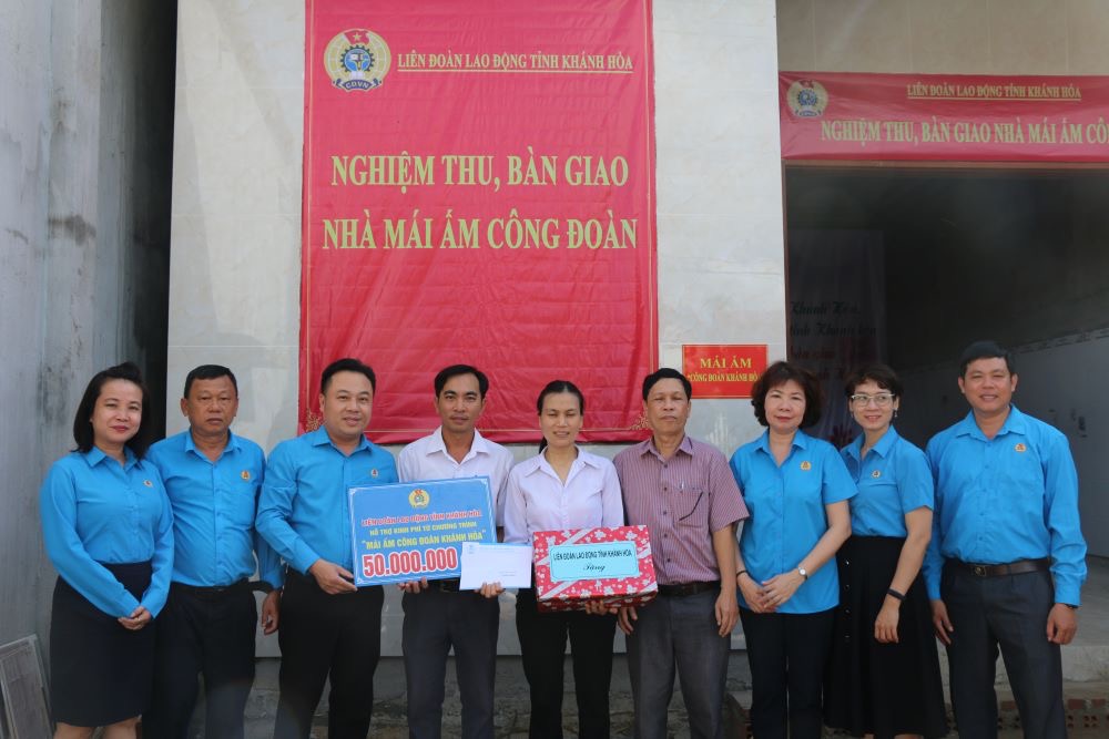 Sau 15 năm vợ chồng thầy cô giáo ở Trường THPT Lạc Long Quân (huyện Khánh Vĩnh, Khánh Hòa) có được ngôi nhà để an cư. Ảnh: Phương Linh