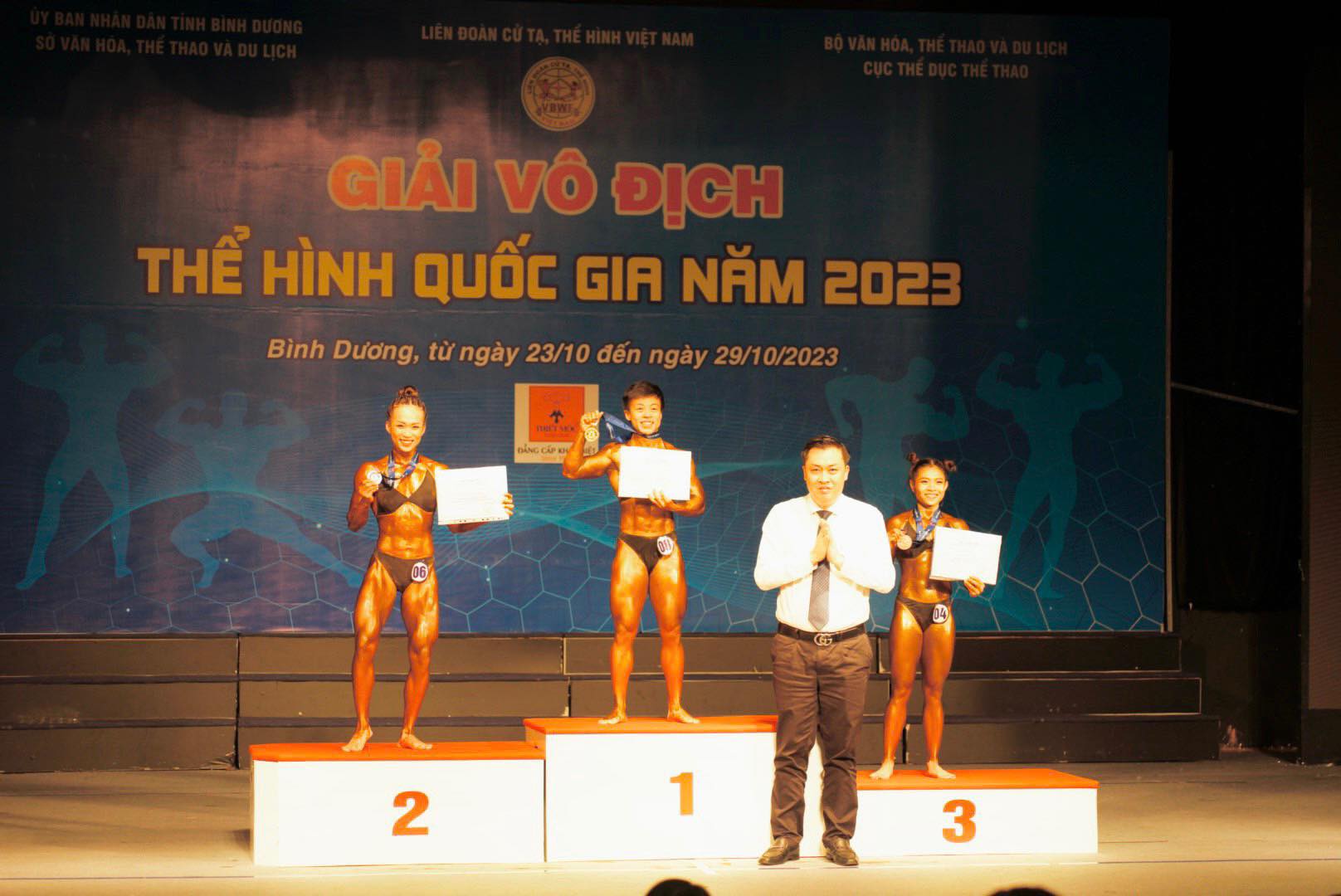Ông Cao Văn Chóng - Trưởng ban tổ chức trao huy chương cho các vận động viên ở hạng cân 46kg nữ. Ảnh: Sở VHTTDL Bình Dương
