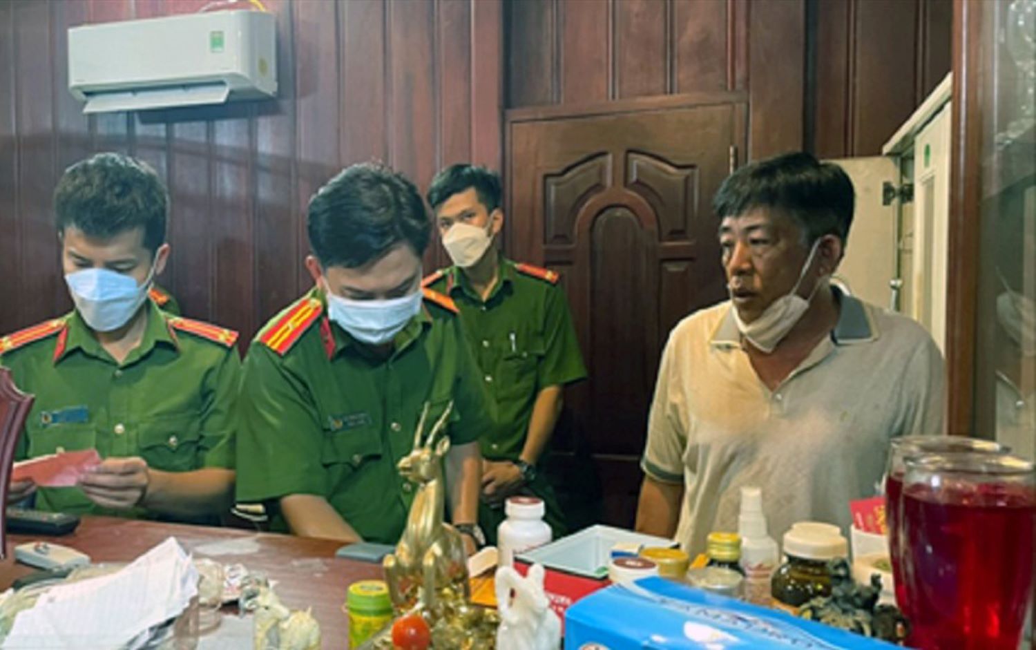 Lực lượng Công an thi hành lệnh bắt tạm giam, khám xét nơi ở của Nguyễn Văn Võ vào tháng 10.2021. Ảnh: Công an An Giang