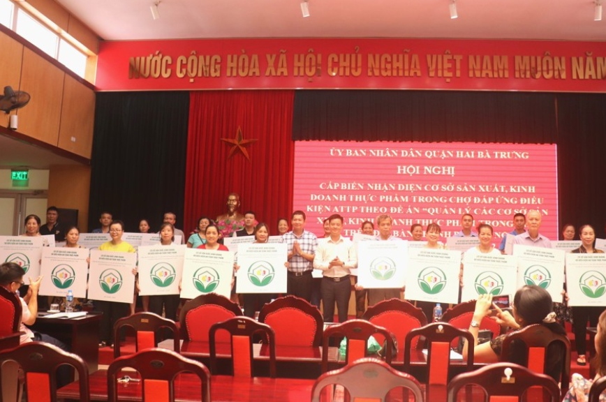 Hà Nội cấp 113 biển nhận diện cơ sở sản xuất kinh doanh thực phẩm an toàn. Ảnh: UBND quận Hai Bà Trưng 