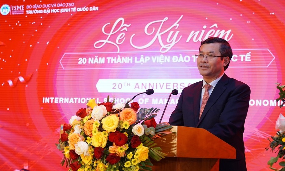 Thứ trưởng Nguyễn Văn Phúc chúc mừng và giao nhiệm vụ cho nhà trường và Viện ĐTQT.