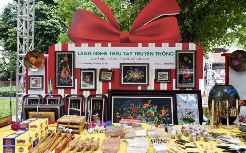 Không gian trưng bày các sản phẩm làng nghề tại Lễ hội Quà tặng Du lịch Hà Nội năm 2022. Nguồn: Cục Du lịch Quốc Gia Việt Nam