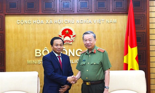 Bộ trưởng Tô Lâm chúc mừng ông Phay-Văn Sít-Thị-Chăn đã hoàn thành xuất sắc nhiệm kỳ công tác tại Việt Nam. Ảnh: Bộ Công an