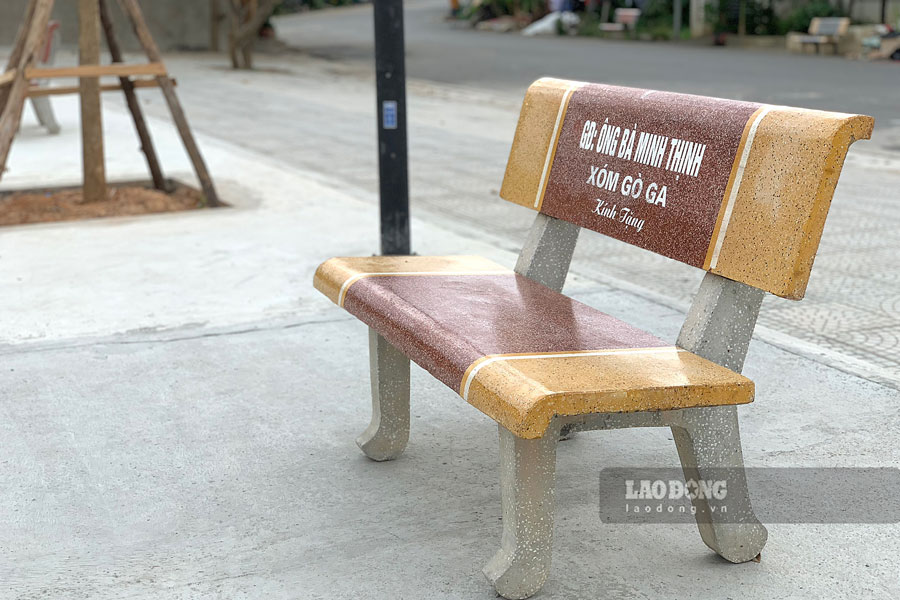 Nhiều hộ gia đình chung tay tặng ghế đá công cộng, góp phần tạo không gian sinh hoạt chung đầy đủ, khang trang hơn. 