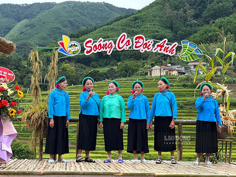 Ngày hội giao lưu hát dân ca Sán Chỉ ở sân khấu thực cảnh ruộng bậc thang thôn Khe Lặc, xã Đại Dực, huyện Tiên Yên, Quảng Ninh. Ảnh: Đoàn Hưng