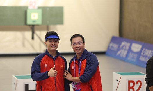 Xạ thủ Quang Huy và Huấn luyện viên Hoàng Xuân Vinh. Ảnh: Bùi Lượng
