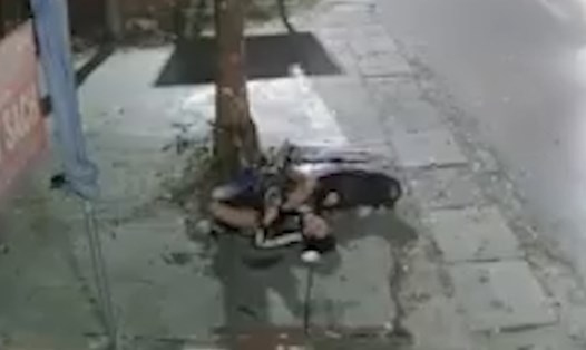 Nam thanh niên phóng nhanh đâm vào gốc cây bên đường ở Thái Bình bị tử vong. Ảnh chụp màn hình