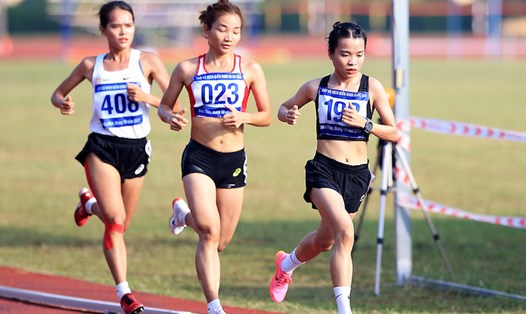 Vận động viên Lê Thị Tuyết (192) trên đường chạy 5.000m. Ảnh: Hoàng Tùng