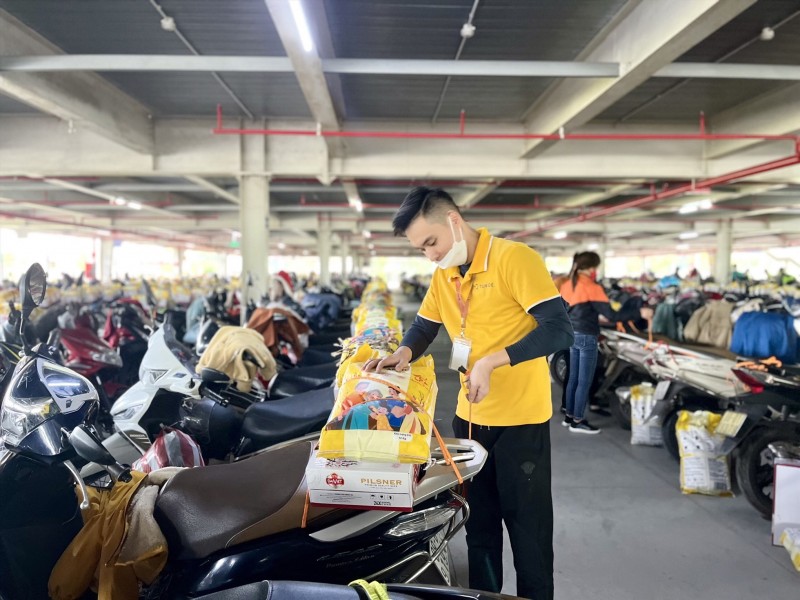 Hình ảnh công nhân Công ty Tân Đệ ở Thái Bình được nhận quà Tết sớm gây "bão" mạng xã hội. Ảnh: Nguyễn Dung