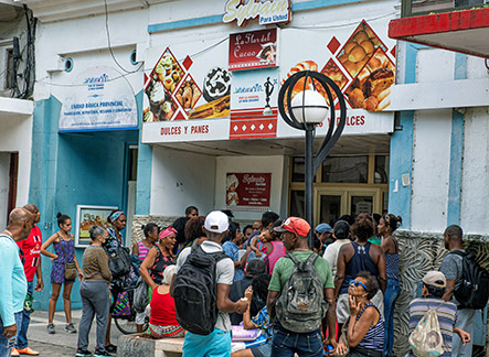 Một cửa hàng bán thực phẩm ở Old Havana (CuBa). 