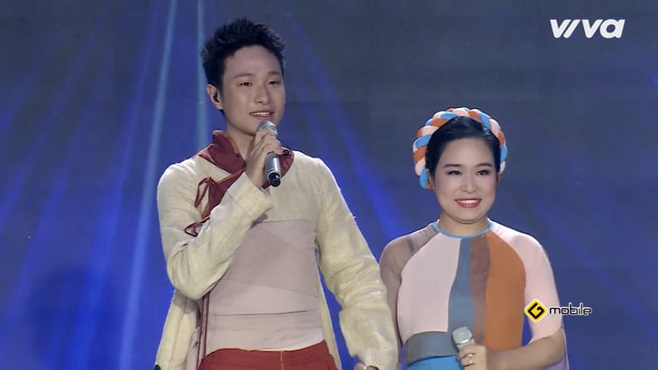 Hà An Huy và mẹ song ca trên sân khấu Vietnam Idol 2023. Ảnh: Chụp màn hình