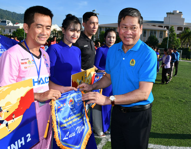 Phó Chủ tịch Tổng LĐLĐ Việt Nam Huỳnh Thanh Xuân tặng cờ lưu niệm cho các đội. Ảnh: Xuân Nhàn.