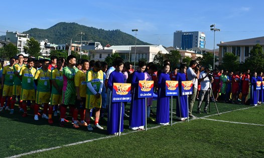 Các đội bóng tham gia vòng loại Giải vô địch bóng đá công nhân toàn quốc 2023 khu vực Bình Định. Ảnh: Xuân Nhàn.