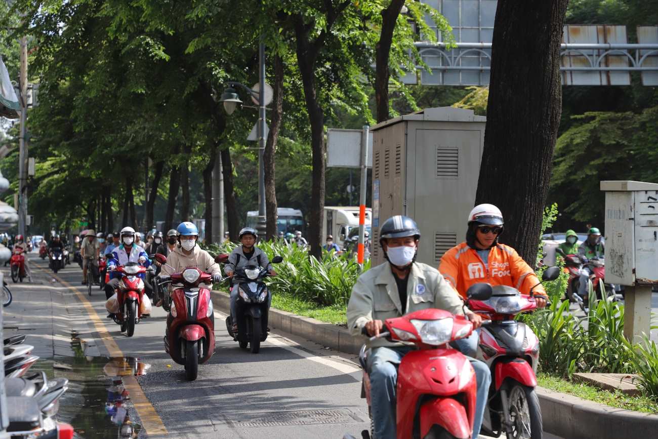 Hằng ngày đi làm trên tuyến đường này, chị Nguyễn Thị Thúy (quận Gò Vấp), cho rằng dải phân cách đường Trần Quốc Hoàn nên phá bỏ bởi nó chiếm diện tích lớn mặt đường. “Bên cạnh việc bỏ dải phân cách giúp đường Trần Quốc Hoàn rộng thêm, thành phố cần điều chỉnh đèn tín hiệu, phân luồng hợp lý tại vòng xoay Lăng Cha Cả thì mới hy vọng hết kẹt xe” – chị Thúy nói.