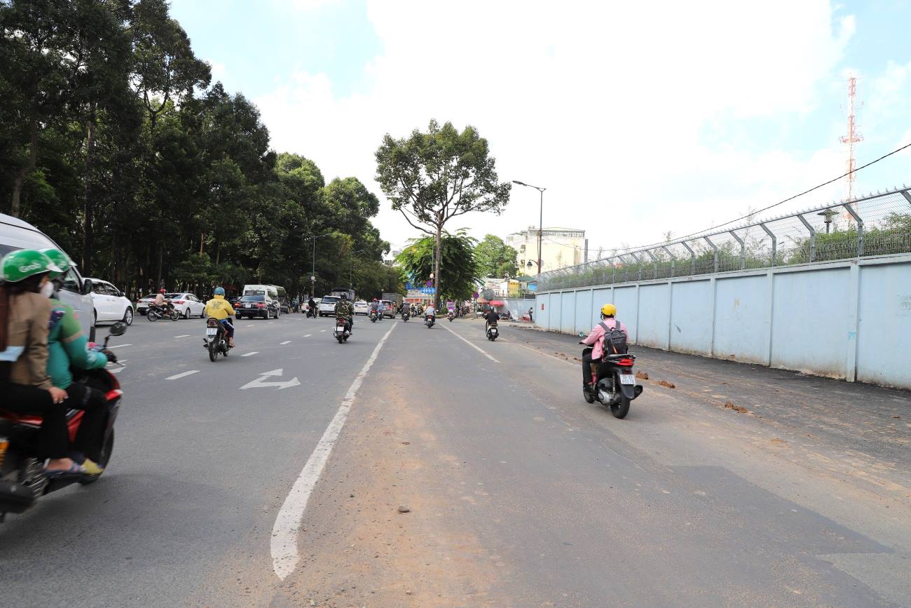 Trước đó, để triển khai dự án đường nối Trần Quốc Hoàn - Cộng Hoà, một đoạn dải phân cách dài 50 m trên đường Trần Quốc Hoàn đã bị phá bỏ.