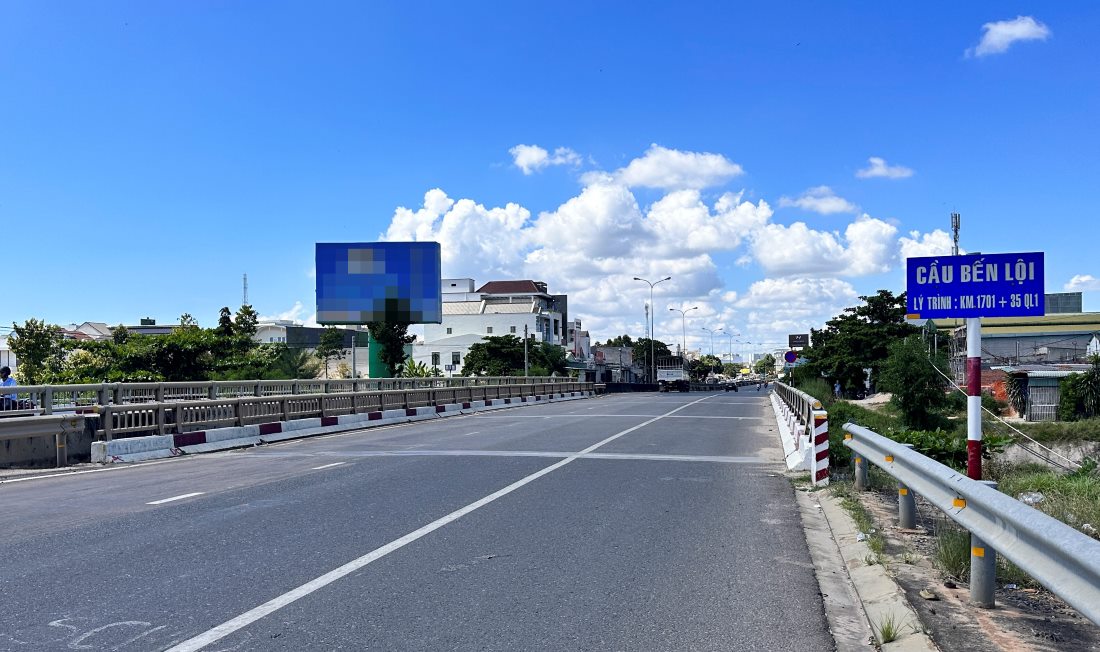 Ranh giới giữa phường Xuân An, TP Phan Thiết và xã Hàm Thắng, huyện Hàm Thuận Bắc chỉ cách nhau cây cầu. Ảnh: Duy Tuấn