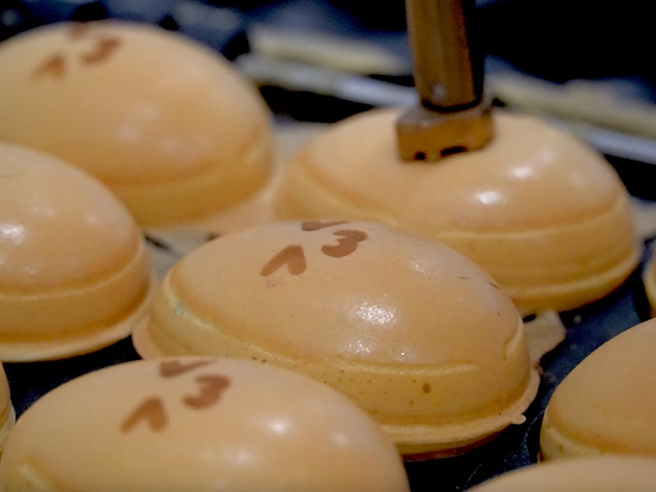 Giới trẻ hứng thú thử món ăn mới: bánh trứng lòng đào