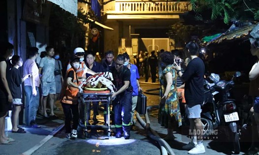 Hình ảnh cứu hộ các nạn nhân vụ cháy chung cư mini ở Thanh Xuân, Hà Nội. Ảnh: Tô Thế
