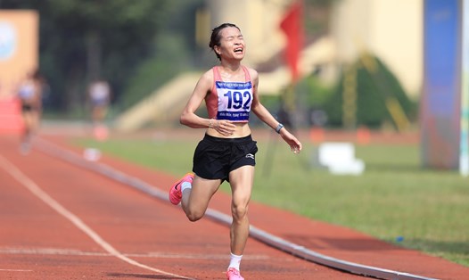 Vận động viên Lê Thị Tuyết (Phú Yên) giành huy chương vàng nội dung 10.000 m nữ tại giải điền kinh vô địch quốc gia. Ảnh: Hoàng Tùng