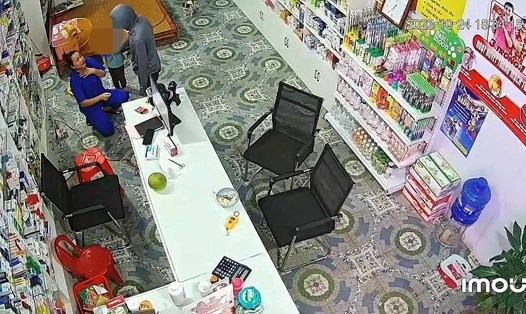 Đối tượng dùng dao uy hiếp để cướp tài sản của chủ hiệu thuốc trên địa bàn thành phố Tam Điệp (Ninh Bình). Ảnh: Cắt từ clip