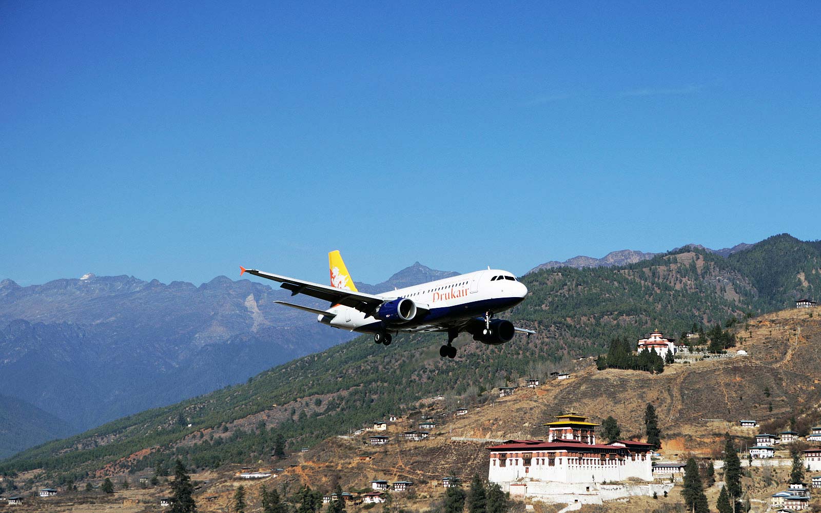 Mặc dù đã tham gia rất nhiều tour du lịch đi các nước nhưng tôi thật sự có cảm giác rất vui và háo hức khi được tham gia một tour lớn với sự đồng hành gần 100 người cùng đi tìm hiểu về quốc gia hạnh phúc trên chuyến charter bay thẳng tới Bhutan lần này.