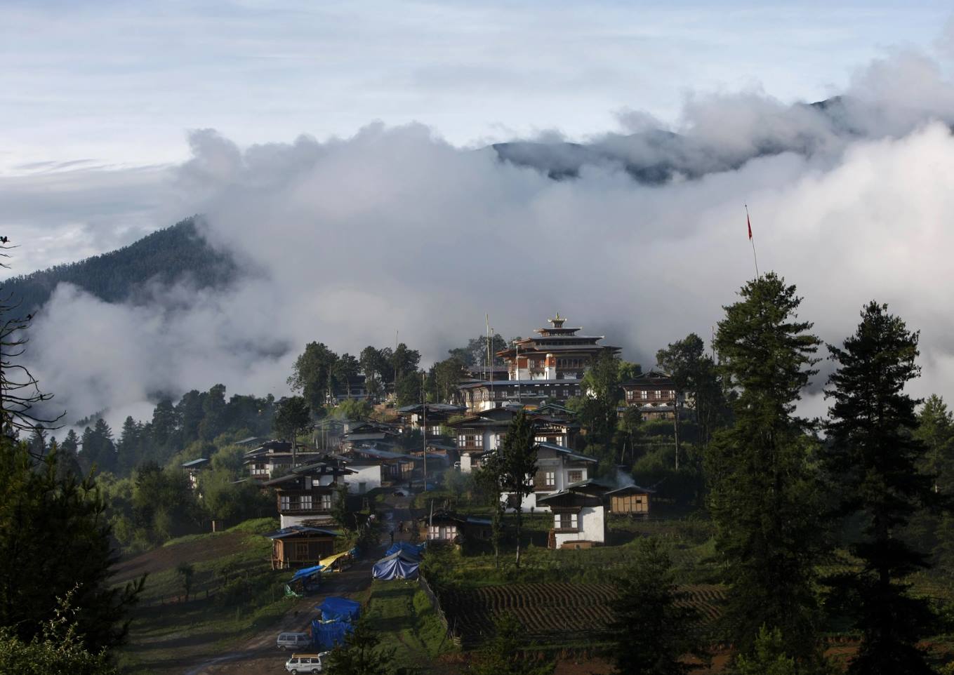 Với lịch trình xuyên suốt 3 thành phố lớn của Bhutan là thủ đô Thimphu, cố đô Punakha và thành phố Paro, ấn tượng chung nhất về Bhutan là thiên nhiên xanh tươi, người dân hiền hòa và sự bình yên của nhịp sống nơi đây.