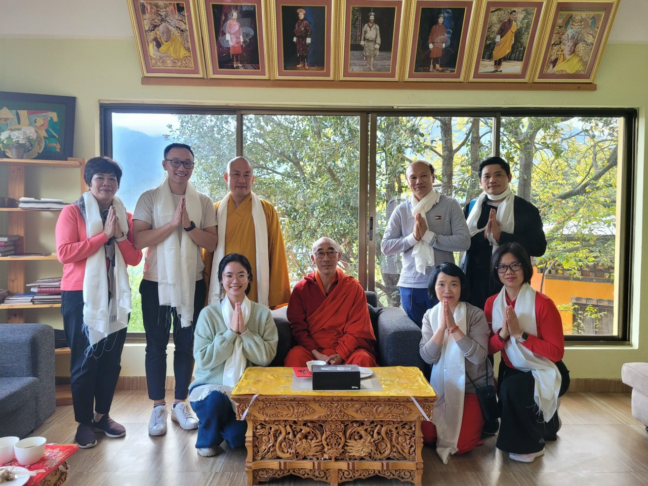 Ngày cuối cùng của chương trình khá nhẹ nhàng nhưng lắng đọng với đại lễ cầu may mắn trong một tu viện nằm giữa lưng chừng núi với khung cảnh rất nên thơ và khá thú vị với màn thử tài bắn cung, vốn là một môn thể thao truyền thống của Bhutan. Những tiếng cười vang giòn giã tại trường bắn cung còn theo bước chân cả đoàn chúng tôi ra tới phi trường.