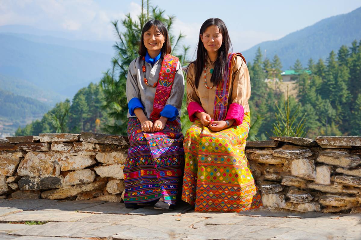 Cảm giác thật hồi hộp khi máy bay nghiêng mình lách qua những khe núi hẹp để đáp xuống sân bay được cho là nguy hiểm nhất thế giới nhưng ngay sau đó đã nhường chỗ cho cảm giác ấm áp khi chúng tôi được chào đón bằng nụ cười thân thiện và những chiếc khăn choàng cổ duyên dáng thay cho lời chào mừng đến Bhutan. 